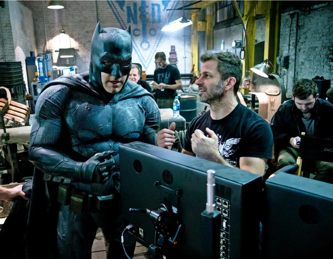 Sutradara Justice League, Zack Snyder, di lokasi syuting Batman v Superman: Dawn of Justice. (comingsoon.net)