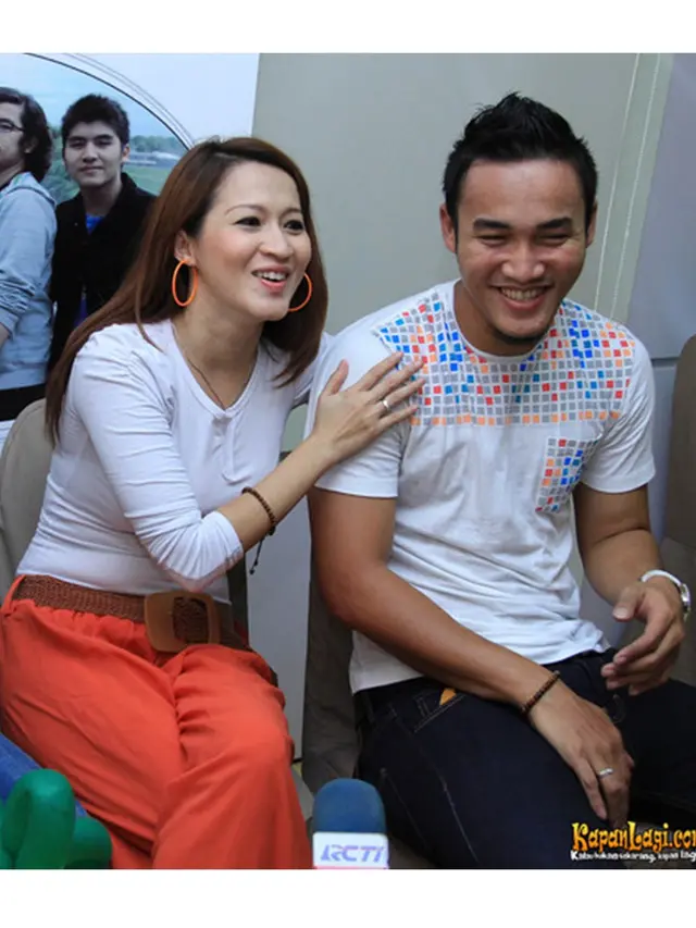 Suami 7 Tahun Lebih Muda, Ini 6 Potret Lawas Okie Agustina dan Gunawan Dwi Cahyo