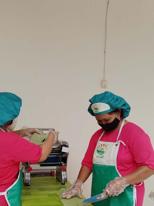 Anggota KWT Mentari saat mengolah hasil pertaniannya