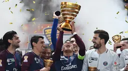 Kapten PSG, Thiago Silva (tengah) mengangkat trofi usai timnya menang atas AS Monaco pada laga final Coupe De La Ligue di Stade Matmut Atlantique, Bordeaux, Sabtu (31/3/2018) waktu setempat. PSG menang 3-0. (AFP/Franck Fife)