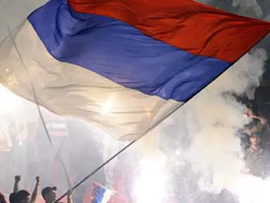 Aksi gebyar bendera dan mercon para pendukung Timnas Serbia di laga kualifikasi PD 2010 Zona Eropa Grup 7 melawan Austria di Beograd, 6 Juni 2009. AFP PHOTO / ANDREJ ISAKOVIC 