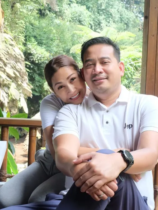 <p>Tata Janeeta dan Raden Brotoseno menikah pada 10 Oktober 2020 lalu. Itu artinya, saat ini pernikahan mereka sudah hampir berusia 2 tahun. (FOTO: instagram.com/tatajaneetaofficial/)</p>