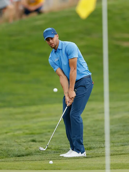 Stephen Curry saat memukul bola di lubang 12 saat putaran salah satu Ellie Mae Classic di TCP Stonebrae di Hayward, California (3/8). (Lachlan Cunningham/Getty Images/AFP)