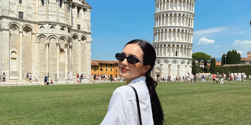 Potret Beby Tsabina dan Suami Liburan ke Italia, Seru Main di Menara Pisa