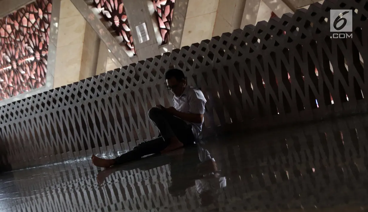 Seorang umat Islam bersandar di pelataran Masjid At Tin, Jakarta, Selasa (14/7). Bulan suci Ramadan dimanfaatkan umat muslim untuk mendekatkan diri kepada Allah SWT dengan meningkatkan ibadah di masjid. (Liputan6.com/Helmi Fithriansyah)