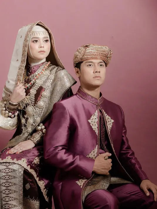 "Sejak pertemuan pertama kami, sudah satu tahun kami mengenal satu sama lain. Kami berdua sudah sepakat membawa hubungan kami ke jenjang yang lebih serius," tutur Rizky Billar.  (Instagram/lestykejora)