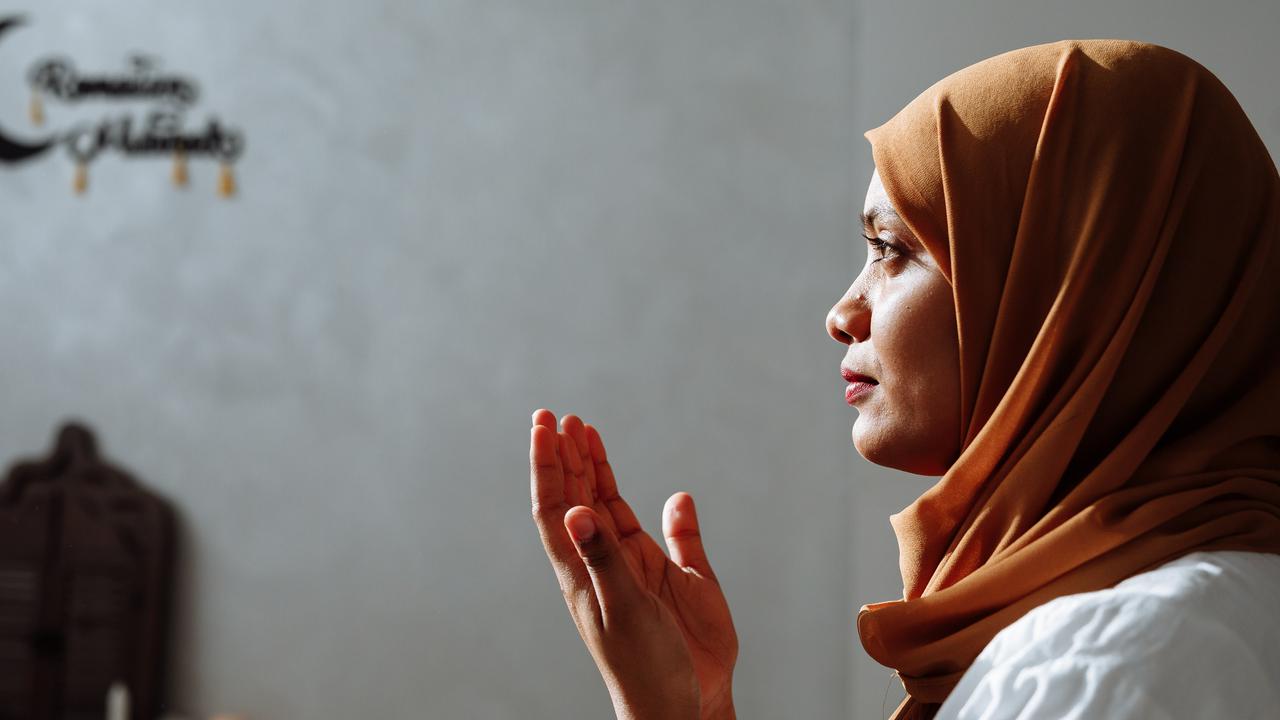 Ilustrasi muslimah, memanjatkan doa