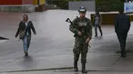 Seorang anggota tentara Kolombia berpatroli di dekat kedutaan Israel di Bogota, Rabu (18/10/2023). (Juan BARRETO / AFP)