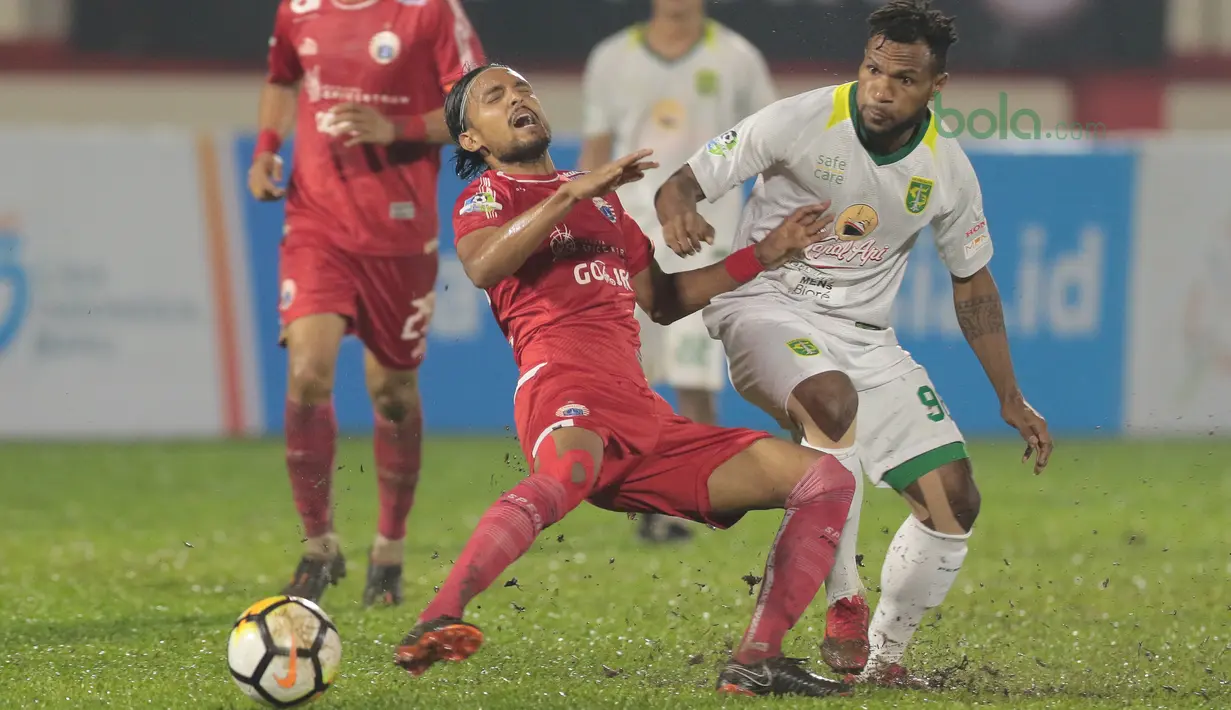 Pemain Persebaya Surabaya, Nelson Alom (kanan) menghalau bola dari kaki pemain Persija Jakarta, Rohit Chand pada laga Gojek Liag 1 bersama Bukalapak di Stadion PTIK, Jakarta (26/6/2018). Persija dan Persebaya bermain imbang 1-1. (Bola.com/Nick Hanoatubun)