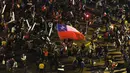 Seorang Suporter membawa bendera nasional Chile di kerumunan merayakan kemenangan Chile atas Uruguay di Copa America 2015 di Santiago, Chile, (25/6/2015). Chile melaju ke semifinal usai mengalahkan Uruguay 1-0. (REUTERS/Catherine Allen)