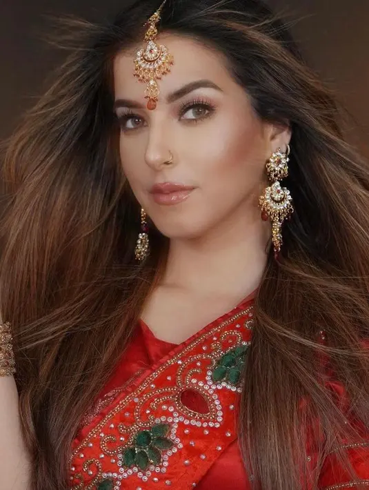 Begini penampilan Tasya Farasya yang me-remake makeup ala seleb Bollywood, Katrina Kaif. Ibu dari satu anak ini membagikan hasil makeup karyanya lewat TikTok dan Instagram, Rabu (19/1/2022). (Instagram/tasyafarasya).