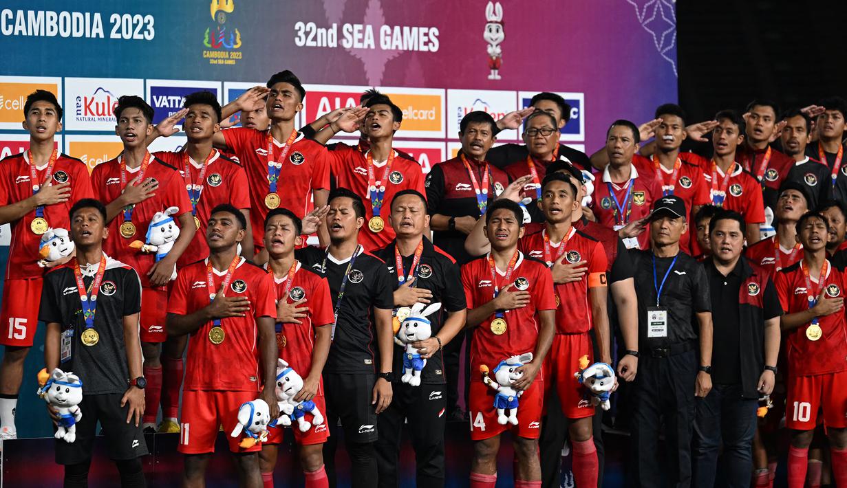 Sejumlah pemain dan ofisial Timnas Indonesia U-22 menyanyikan lagu kebangsaan Indonesia Raya setelah memenangkan laga final sepak bola SEA Games 2023 melawan Thailand di Olympic Stadium, Phnom Penh, Kamboja, Selasa (16/05/2023). (AFP/Mohd Rasfan)