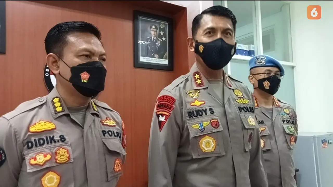 Kapolda Sulteng bersama kabid humas dan kabid propam