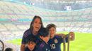 Kehadiran keluarga Messi tentu mencuri perhatian. Tak sedikit suporter yang mengajak mereka untuk berfoto bersama. @antonelaroccuzzo.