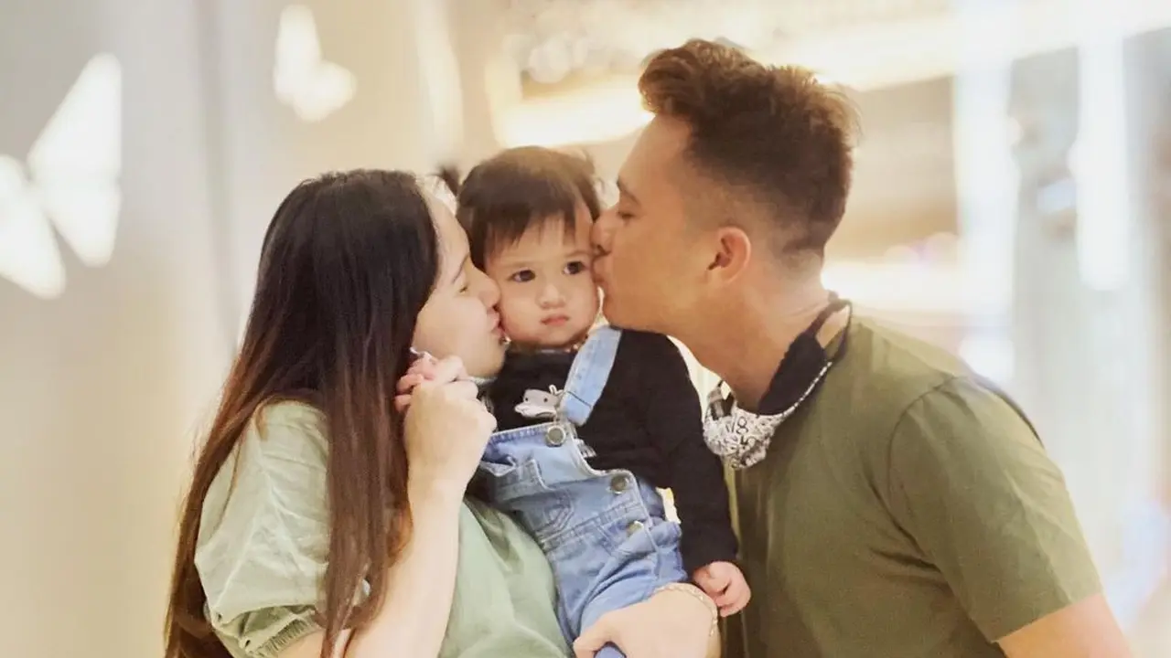 Eza Gionino dan keluarga. (Foto: Instagram @ezagio)