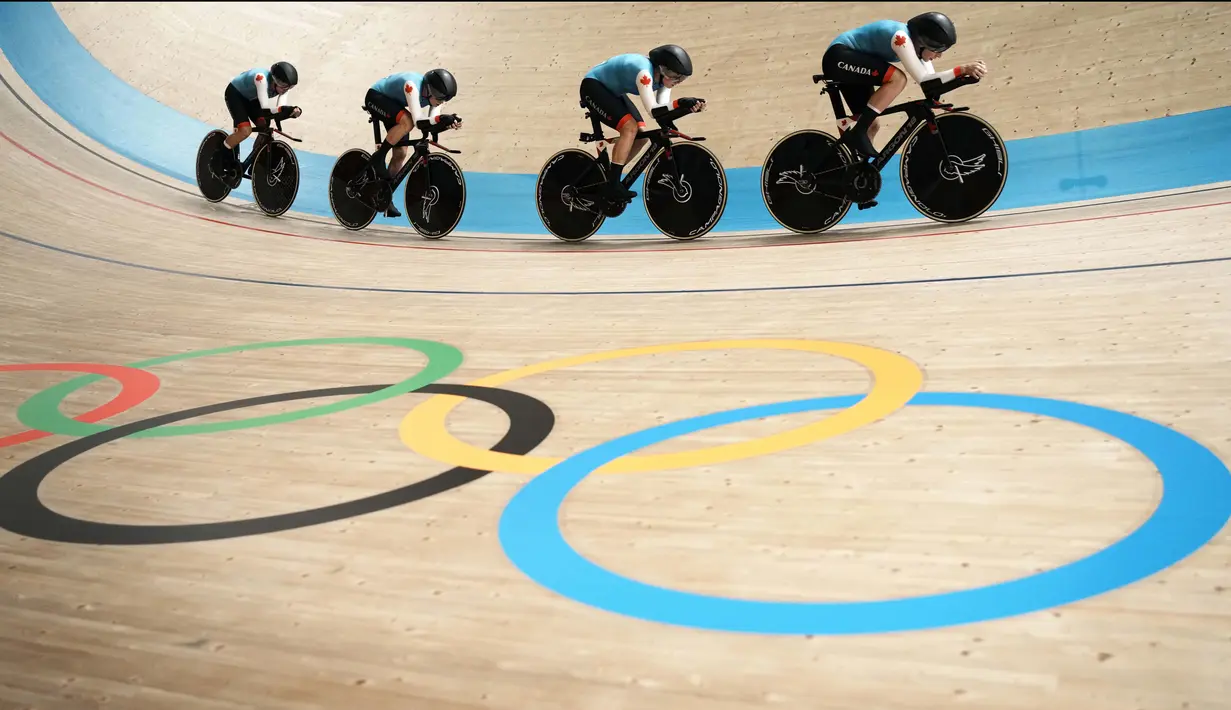 Tim Balap Sepeda putri Kanada bertanding dalam Nomor Sepeda Lintasan putri pada Olimpiade Tokyo 2020, Senin (2/8/2021). (Foto: AP/Thibault Camus)