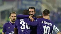 Foto pada tanggal 24 November 2016, Kapten Fiorentina Davide Astori (tengah) merayakan gol untuk timnya saat melawan Paok dalam pertandingan Liga Eropa di Florence. (AFP Photo/Andreas Solaro)