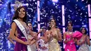 Miss Cartagena, Laura Gonzalez berdiri diatas panggung dengan mengenakan mahkota usai dinobatkan menjadi Miss Colombia 2017 di Cartagena, Kolombia (20/3). (AFP/Joaquiin Sarmiento)