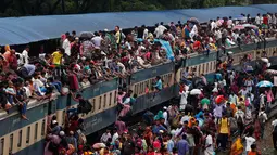 Sejumlah orang berebut masuk dan menaiki kereta di sebuah stasiun, Dhaka, Bangladesh, (5/7).Mudik ke kampung halaman setiap Hari Raya Idul Fitri menjadi tradisi warga muslim di Bangladesh. (REUTERS / Adnan Abidi)