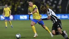 Pemain Al-Nassr, Cristiano Ronaldo (tengah) berusaha melewati pemain Al Shabab, Fawaz Al-Sagour pada laga perempat final Piala Raja Arab Saudi 2023 di Al-Shabab Club Stadium, Riyadh, Arab Saudi, 12 Desember 2023 WIB. (AFP/STR)