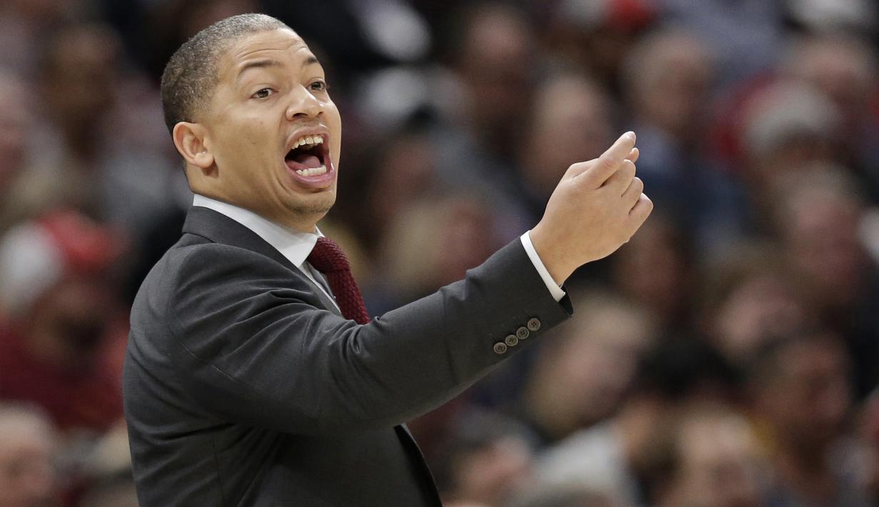 Pelatih Cleveland Cavaliers, Tyronn Lue memberikan arahan kepada pemainnya saat melwan Indiana Pacers pada laga NBA basketball di Quicken Loans Arena, Cleveland, Kamis, (2/11/2017) pagi WIB. Cleveland kalah 107-124. (AP/Tony Dejak)