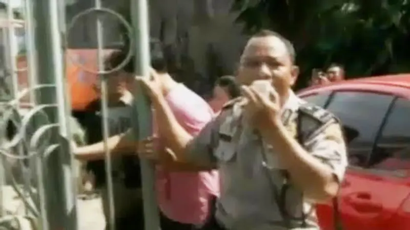 VIDEO: Polisi Ini Ngamuk Karena Rumahnya Dibongkar