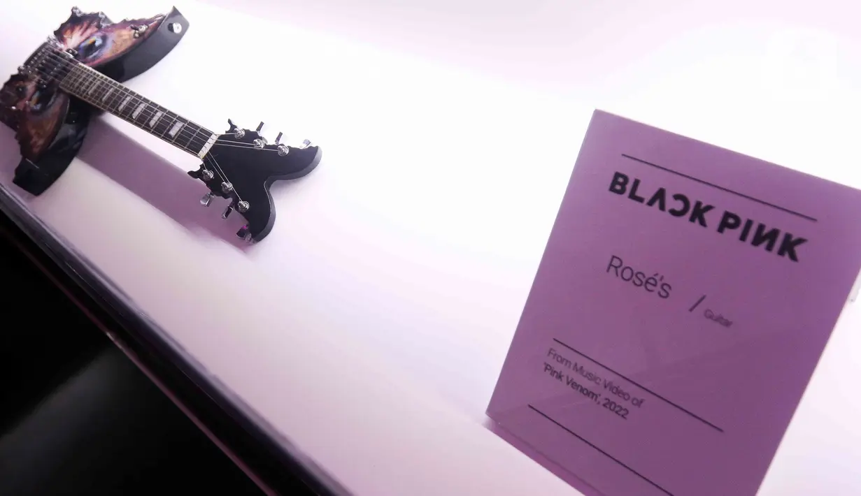 Sebuah gitar dipamerkan pada acara BLACKPINK In Your Area Pop-up Store and Exhibition di Senayan Park, Jakarta, Selasa (7/3/2023). Pameran pada 6 Maret - 6 April 2023 ini menampilkan sejumlah pakaian dan barang asli yang pernah digunakan oleh para member Blackpink untuk memeriahkan konser Born Pink di Jakarta akhir pekan mendatang. (Liputan6.com/Herman Zakharia)