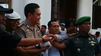 Perwakilan Bonek dan Perguruan Silat Hati Terate bersama Kapolrestabes Surabaya Kombes M Iqbal mendeklarasikan damai  (Liputan6.com/Dhimas Prasaja)