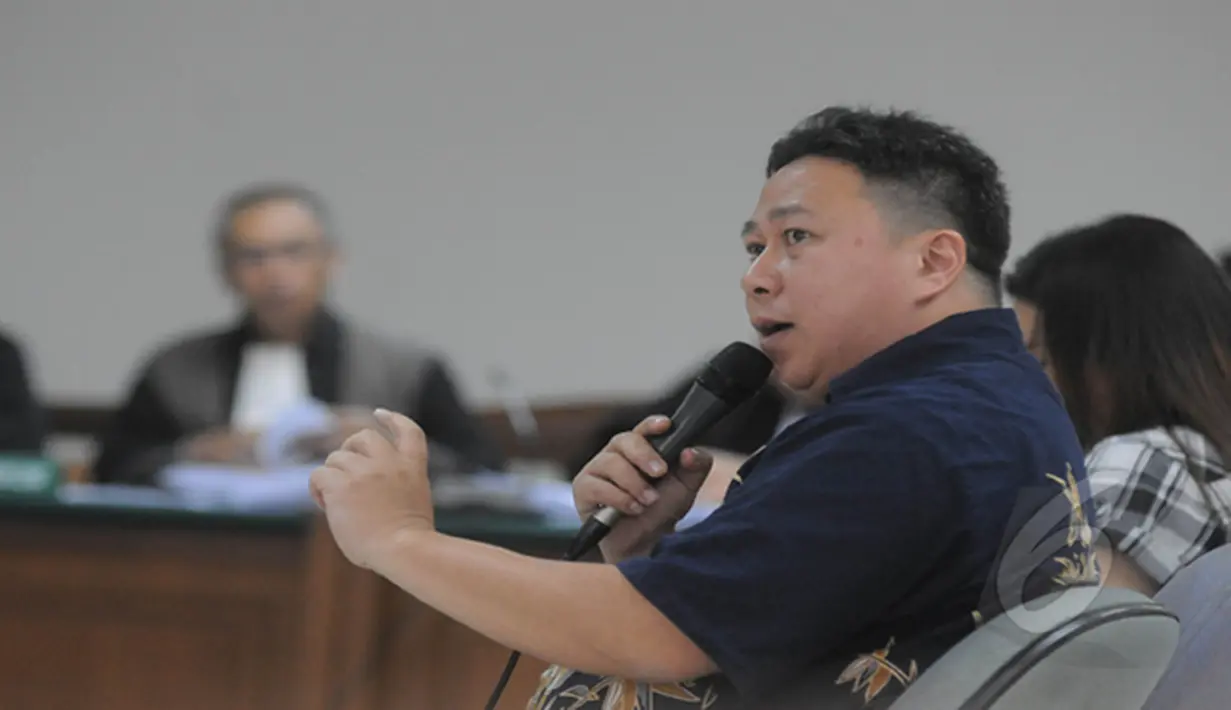 Direktur PT Inovasi Teknologi Indonesia (ITI), Sukotjo S Bambang menjadi saksi kasus korupsi pengadaan simulator SIM di Korlantas Polri, Brigjen Pol Didik Purnomo di Pengadilan Tipikor Jakarta, Kamis (5/2/2015).  (Liputan6.com/Herman Zakharia)