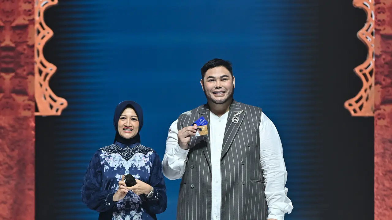 BCA Syariah Luncurkan Ivan Gunawan E membership Card.