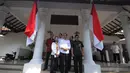 Di salah satu dinding ruangan terdapat burung garuda Pancasila dan peta Indonesia, Jakarta, Senin (4/8/14). (Liputan6.com/Herman Zakharia) 