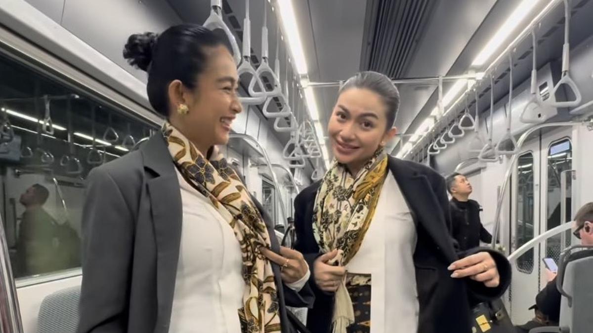 Potret Happy Salma dan Ariel Tatum Tampil Semi Formal Padukan Blazer dengan Batik saat Naik MRT di Jepang