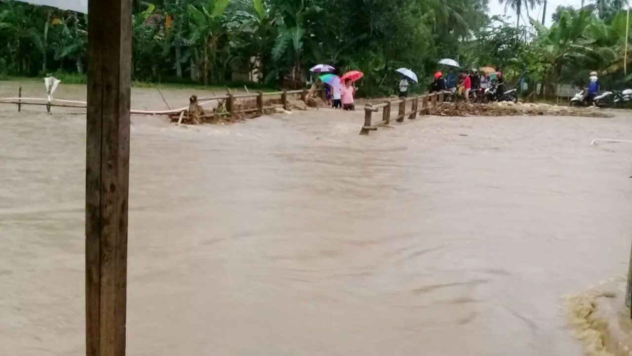 Banjir Sungai Cidurian Kecamatan Cipari sempat menyebabkan lalu lintas terhambat. (Foto: Liputan6.com/BPBD CLP/Muhamad Ridlo)