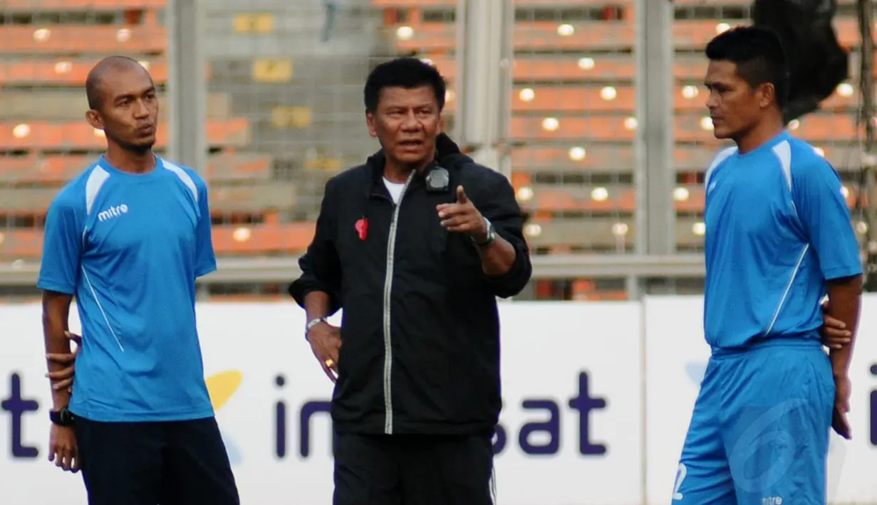 Disela-sela latihan di stadion GBK Jakarta, (1/6/2014), pelatih Indonesia All Star, Benny Dollo (tengah) berdiskusi dengan dua asistennya, Leo Saputra (kiri) dan   Hendri Susilo. (Liputan6.com/Helmi Fithriansyah)