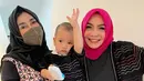 Rieta Amilia dan Amy Qanita sendiri juga dikenal sebagai ibu-ibu selebriti sosialita. Bahkan, berbagai unggahan di akun Instagram masing-masing juga sering kali menjadi sorotan netizen. (Liputan6.com/IG/@rieta_amilia)