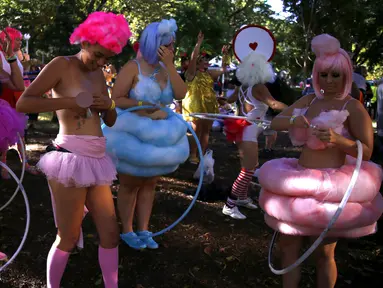 Peserta mengenakan kostum unik untuk mengikuti parade Gay dan Lesbian Mardi Gras di Sydney , Australia , 5 Maret 2016. (REUTERS / David Gray)