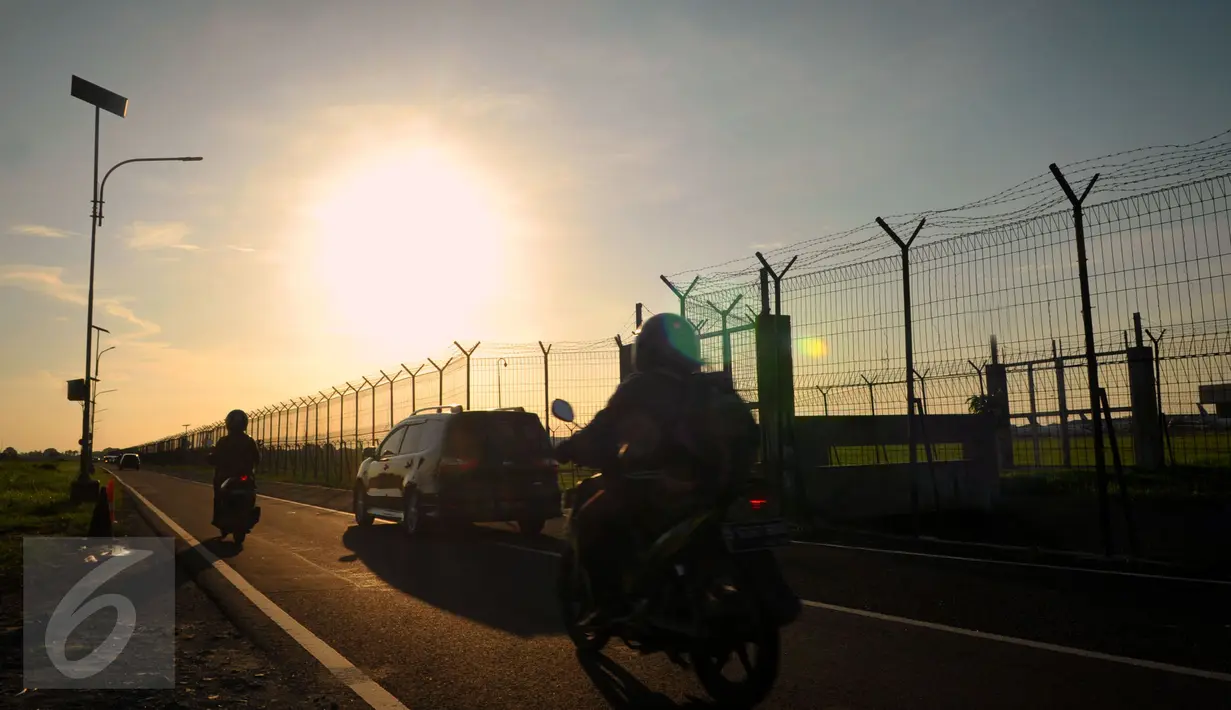 Pemberlakuan ruas satu arah di Jalan Perimeter Utara dan Selatan menuju Bandara Soetta terpaksa ditunda, Kamis, (3/3/2016).  Pemkot Tangerang melayangkan surat permohonan untuk kembali mengkaji aturan baru tersebut. (Liputan6.com/Faisal R Syam)