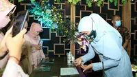 Gubernur Jawa Timur Khofifah Indar Parawansa menghadiri acara pernikahan di Jombang pada 27 Desember 2020. (dok. Instagram @khofifah.ip/https://www.instagram.com/p/CJS6kjTh3WP/)