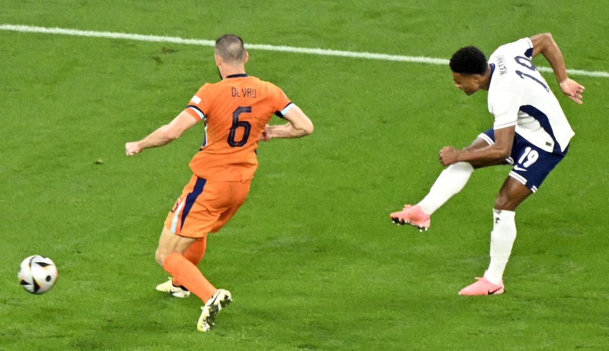 Ollie Watkins yang masuk sebagai pemain pengganti muncul menjadi pahlawan kemenangan Inggris lewat gol yang ia ciptakan di masa injury time babak kedua. (INA FASSBENDER / AFP)
