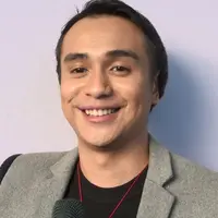 Sempat membentuk band The Junas Monkey pada tahun 2011. Kini Ajun Perwira hadir dengan band yang memiliki formasi baru yaitu MuvOn. Rencananya, MuvOn akan segera merilis single ‘Astaga’.