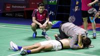 Momen mengharukan saat pelatih ganda putra Malaysia, Rexy Mainaky memeluk Yeremia Erich Yoche Yakob Rambitan yang mengalami cedera lutut saat pertandingan perempat final Indonesia Open 2022. Legenda bulu tangkis Indonesia itu tak kuasa menahan tangis melihat Yeremia tergeletak tak berdaya di lapangan.(Bola.com/Bagaskara Lazuardi)