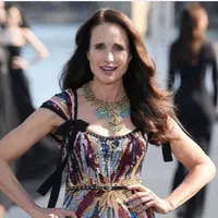 Andie Macdowell tebar inspirasi soal penuaan di Paris Fashion Week (instagram/wwd)