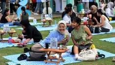Warga menikmati suasana di Taman Lapangan Banteng, Jakarta, Jumat (27/6/2025). (Liputan6.com/Angga Yuniar)