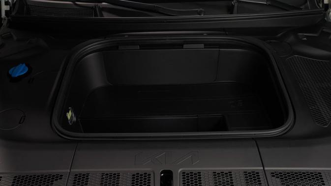 Ruang penyimpanan ekstra di bawah kap depan menambah kepraktisan KIA EV9.  (Sumber: caranddriver.com)