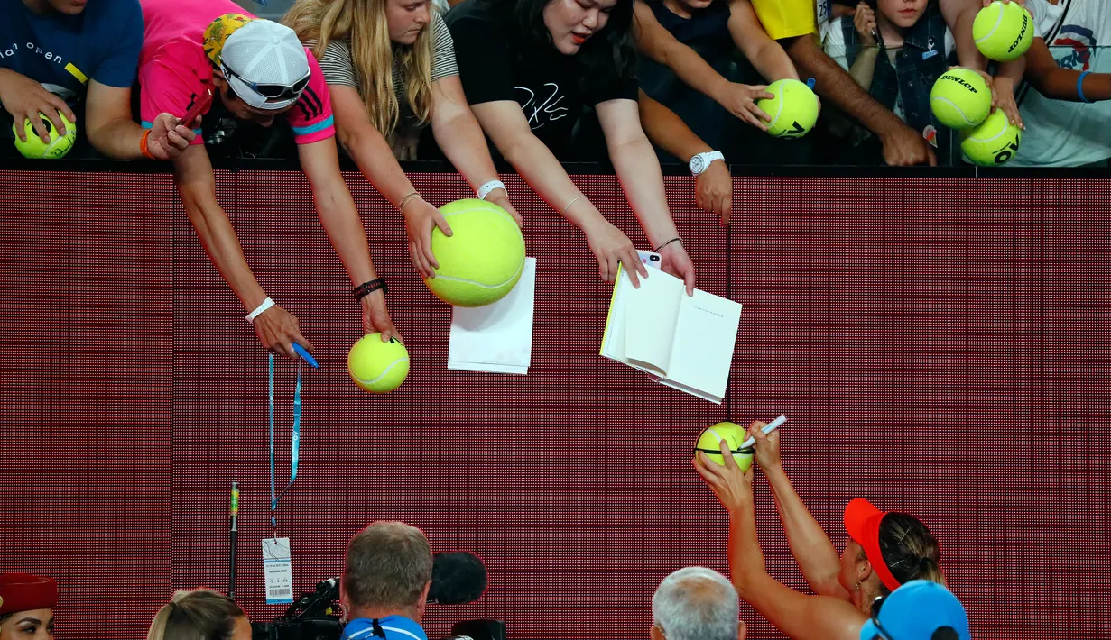 Petenis Rusia, Maria Sharapova memberi tanda tangan usai pertandingan melawan Caroline Wozniacki asal Denmark pada pertandingan babak ketiga Australia Open di Melbourne Park, Australia (18/1). Sharapova menang tiga set 6-4 4-6 6-3. (AFP Photo/David Gray)
