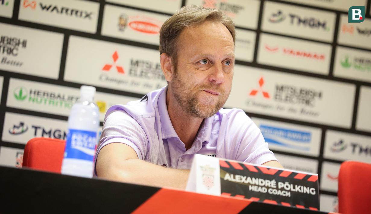 Timnas Thailand yang akan menghadapi tuan rumah Timnas Indonesia dalam laga matchday ketiga Grup A Piala AFF 2022 di Stadion Utama Gelora Bung Karno (SUGBK), Kamis (29/12/2022) ternyata telah memahami betul kekuatan pasukan Shin Tae-yong. Dalam konferensi pers yang digelar Rabu (28/12/2022), pelatih Tim Gajah Perang, Alexandre Polking menyebut ada 4 pemain yang patut diwaspadai di kubu Timnas Garuda dalam laga yang bisa saja menjadi penentu siapa yang berhak menyandang status juara grup untuk lolos terlebih dahulu ke semifinal. (Bola.com/Bagaskara Lazuardi)