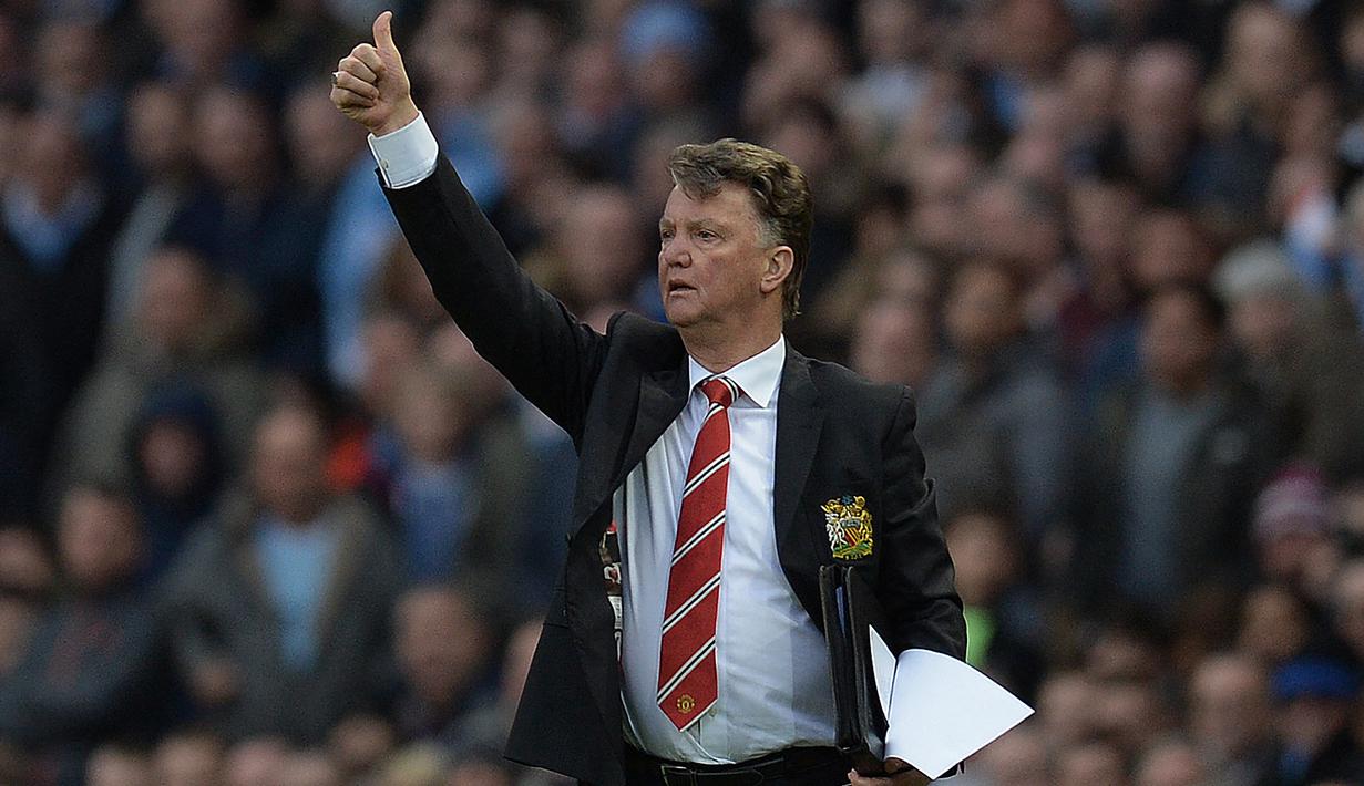 Louis van Gaal. Pelatih berusia 70 tahun yang kini menangani Timnas Belanda sejak Agustus 2021 dan baru saja diketahui mengidap kanker prostat ini pernah membesut Manchester United di Liga Inggris. Ia menggantikan David Moyes pada awal musim 2014/2015 dan bertahan hingga Mei 2016. (AFP/Oli Scarff)