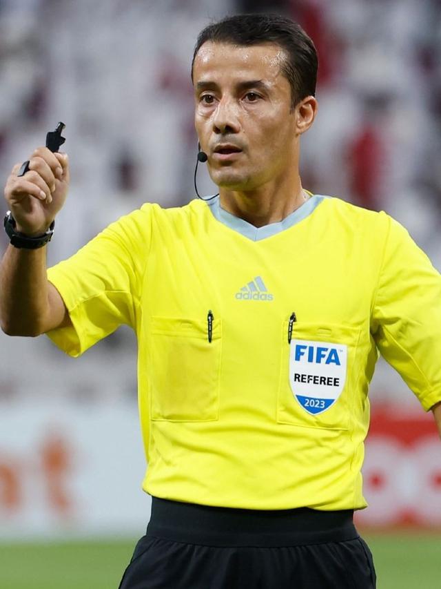 Nasrullo Kabirov, wasit asal Tajikistan.