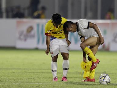 Gelandang Madura United, Andik Vermansah, bertukar jersey dan celana dengan gelandang Bhayangkara FC, Wahyu Suboseto, pada laga Liga 1 2019 di Stadion Madya, Jakarta, Senin (5/8). Kedua tim bermain imbang 1-1. (Bola.com/M iqbal Ichsan)