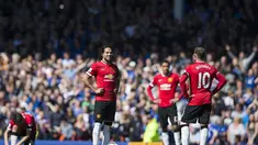 Radamel Falcao saat mau melakukan kick-off bersama Wayne Rooney (kanan) (ASSOCIATED PRESSAP)